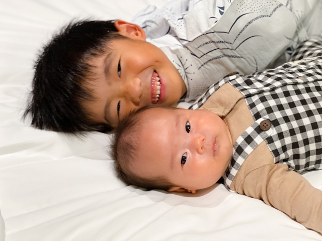 子ども　横になっている姿