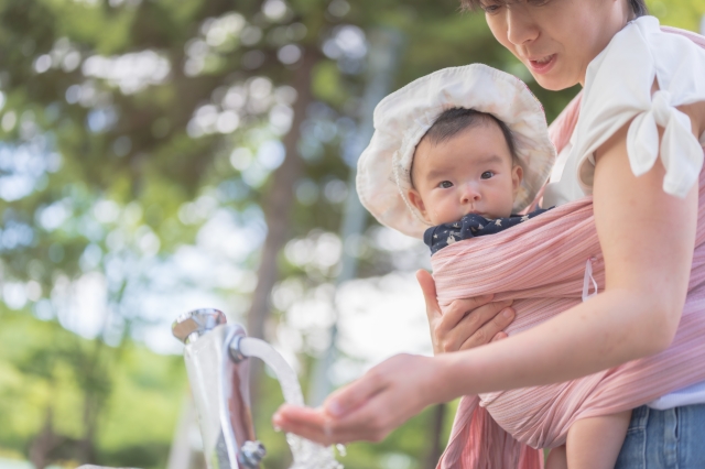 抱っこされている赤ちゃん